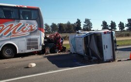 Autopista. El auto estaba parado y la pick up lo incrustó contra un micro
