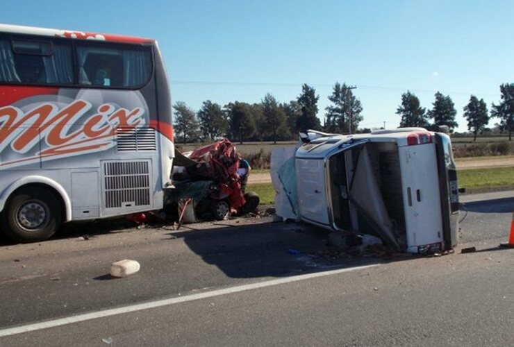 Autopista. El auto estaba parado y la pick up lo incrustó contra un micro