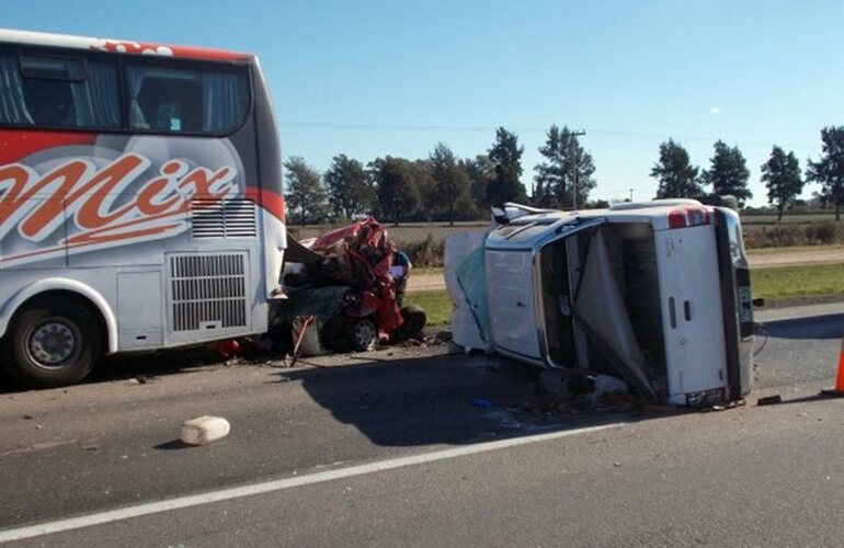 Autopista. El auto estaba parado y la pick up lo incrustó contra un micro