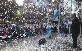 Papelitos. Tras la promesa de los chicos una suelta de papelitos sorprendió a todos los presentes.