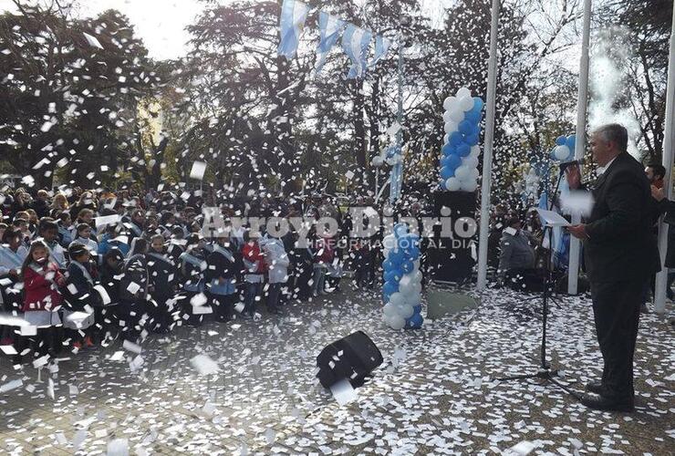 Papelitos. Tras la promesa de los chicos una suelta de papelitos sorprendió a todos los presentes.