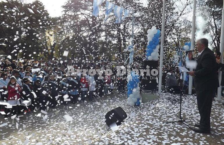 Papelitos. Tras la promesa de los chicos una suelta de papelitos sorprendió a todos los presentes.