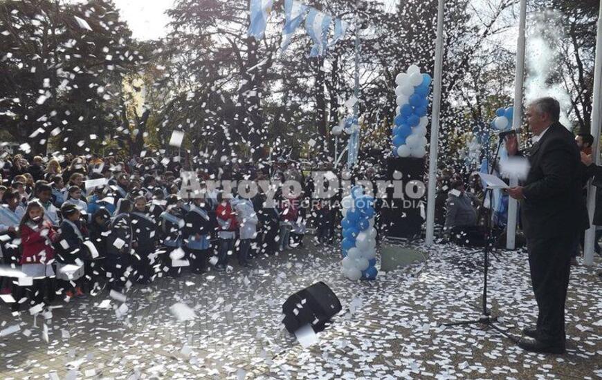Papelitos. Tras la promesa de los chicos una suelta de papelitos sorprendi&oacute; a todos los presentes.