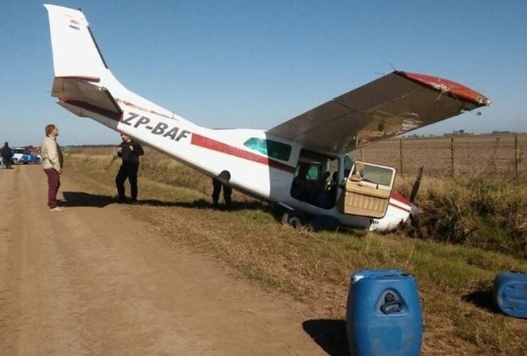 La avioneta accidentada y los bidones de nafta a su alrededor. Foto: radioeltrebol.com.ar