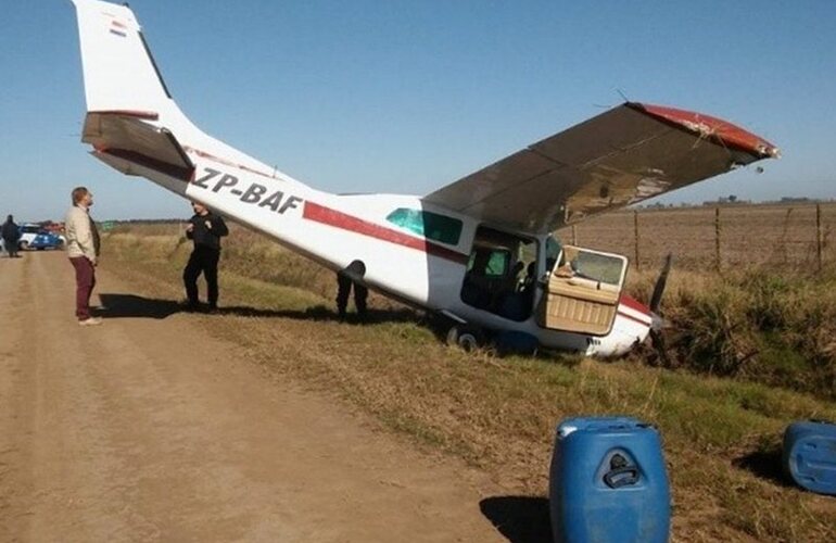 La avioneta accidentada y los bidones de nafta a su alrededor. Foto: radioeltrebol.com.ar