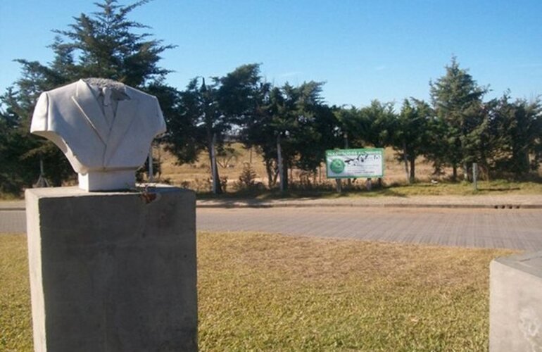 Imagen de Le arrancaron la cabeza al busto de N&eacute;stor Kirchner