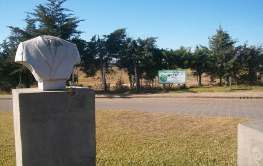 Imagen de Le arrancaron la cabeza al busto de N&eacute;stor Kirchner