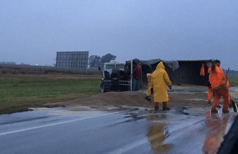 Sobre autopista. El incidente tuvo lugar en la tarde de hoy y las fotos fueron enviadas por una vecina. Sobre autopista. El incidente tuvo lugar en la tarde de hoy y las fotos fueron enviadas por una vecina.