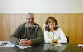 Nizar Esper y Ester Caserio en la municipalidad este mediodía.