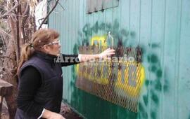 Por detrás del carrito. Los ladrones violentaron las chapas, abrieron una ventanita y por allí entraron.