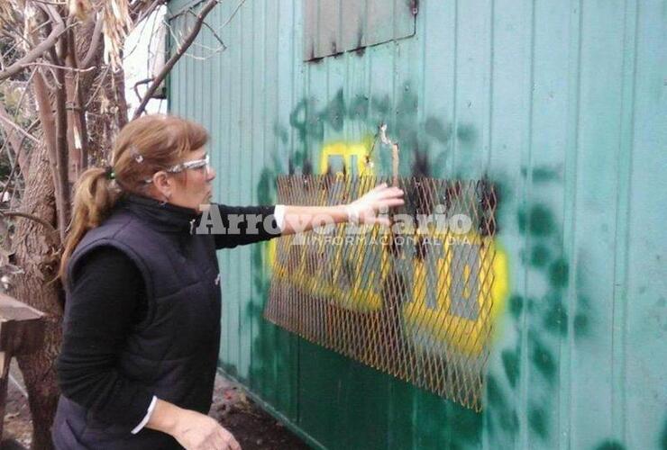 Por detrás del carrito. Los ladrones violentaron las chapas, abrieron una ventanita y por allí entraron.