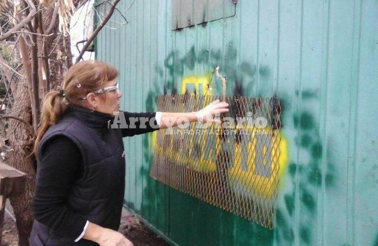 Por detrás del carrito. Los ladrones violentaron las chapas, abrieron una ventanita y por allí entraron.