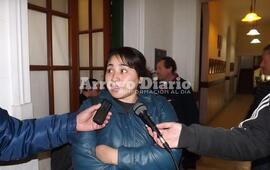 A la salida. J&eacute;ssica tras la reuni&oacute;n que mantuvo en el despacho del intendente mientras charlaba con la prensa local.