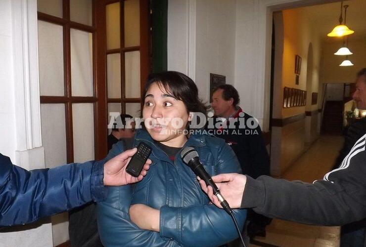A la salida. Jéssica tras la reunión que mantuvo en el despacho del intendente mientras charlaba con la prensa local.