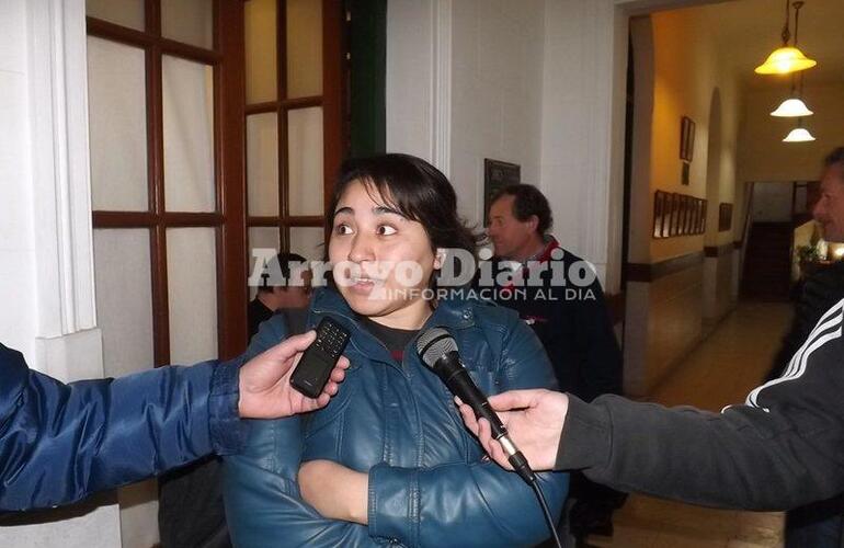 A la salida. J&eacute;ssica tras la reuni&oacute;n que mantuvo en el despacho del intendente mientras charlaba con la prensa local.