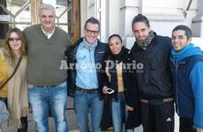 Cholulos! Para la foto Malnatti posó junto al intendente y a los periodistas que estaban esperando en la puerta de la municipalidad.