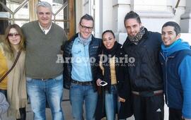 Cholulos! Para la foto Malnatti posó junto al intendente y a los periodistas que estaban esperando en la puerta de la municipalidad.