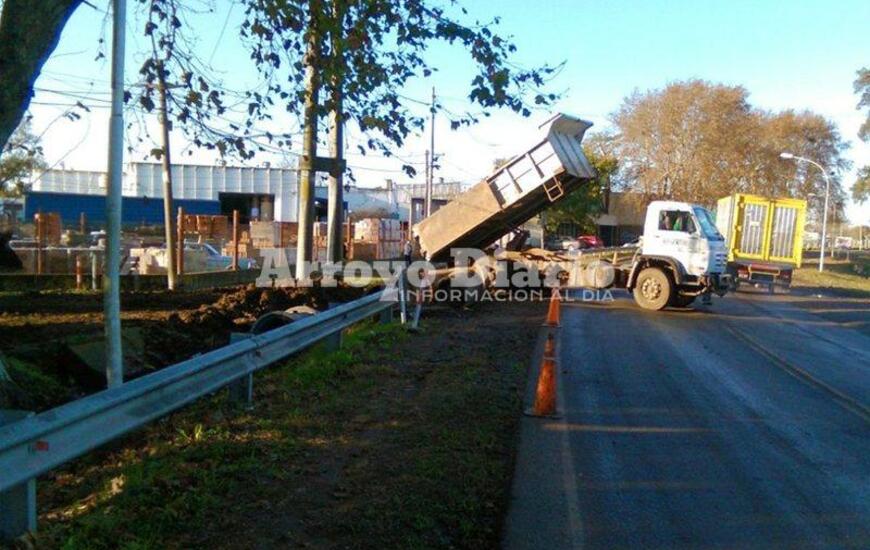 Ultimaban detalles. Empleados municipales trabajaban este miércoles para finalmente culminar con las tareas en este sector.