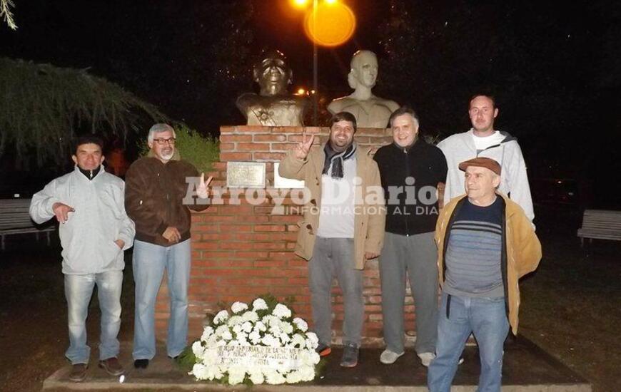 Luego del acto. Esta fue una de las postales de este viernes por la noche.