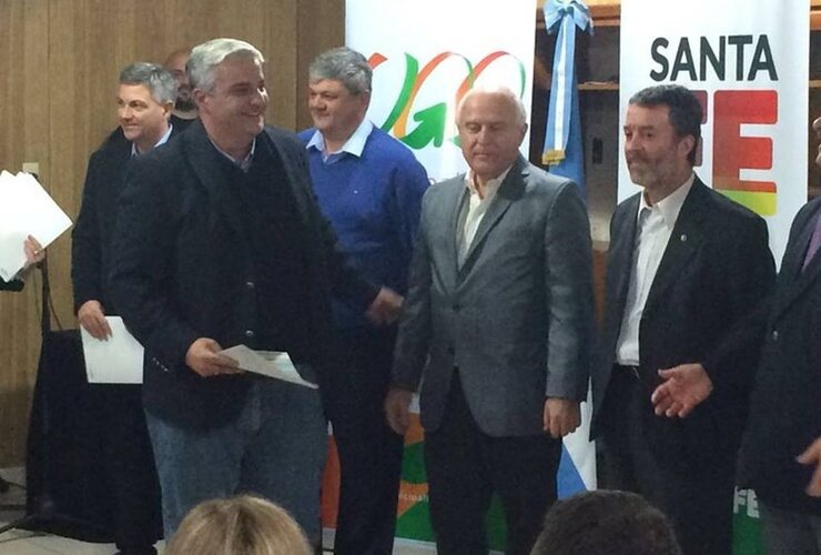 Junto a Lifschitz. Arroyo Seco también recibió lo propio y Nizar Esper estuvo en ambos actos.Los montos recibidos se destinarán para Fondos de Obras Menores y Construcción y Mejoras de Viviendas. Foto: Facebook