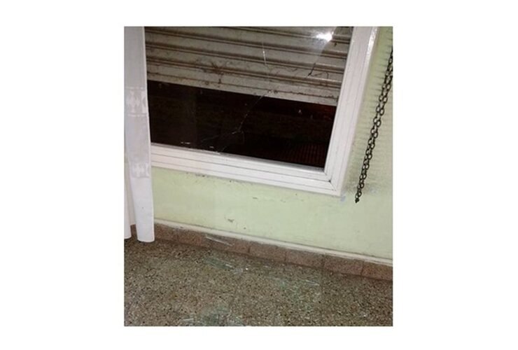 Por la ventana.Los ladrones ingresaron al local violentando una de las ventanas del comercio. Foto: Facebook