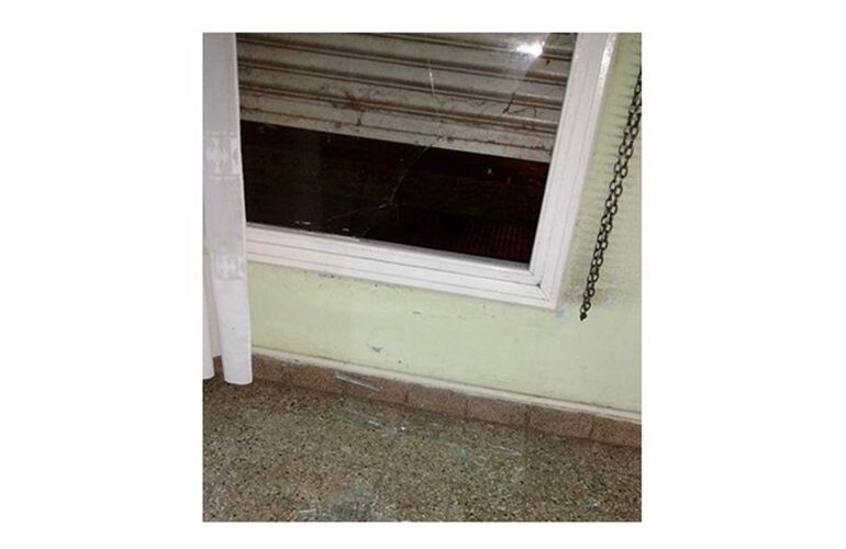 Por la ventana.Los ladrones ingresaron al local violentando una de las ventanas del comercio. Foto: Facebook
