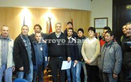 Juntos. En la foto las autoridades junto a los trabajadores municipales.