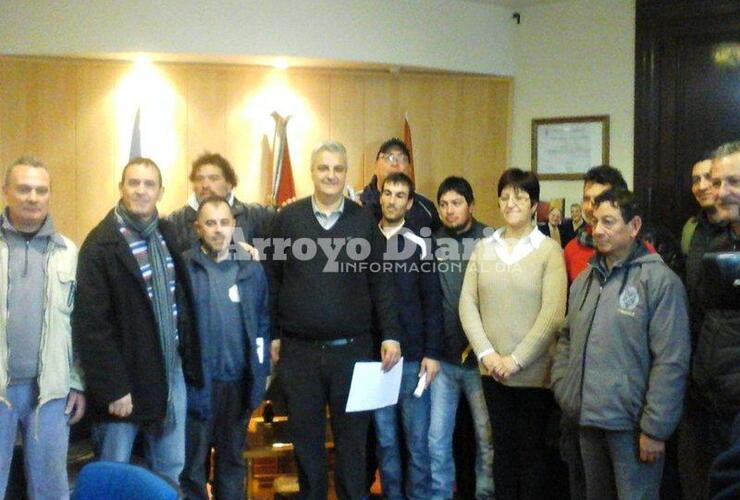 Juntos. En la foto las autoridades junto a los trabajadores municipales.