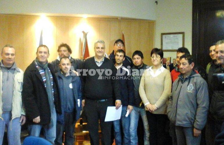 Juntos. En la foto las autoridades junto a los trabajadores municipales.