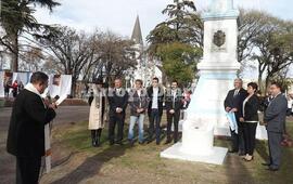 Bendición. El Padre Pedro Pergañeda bendijo la placa que fue descubierta durante el acto.