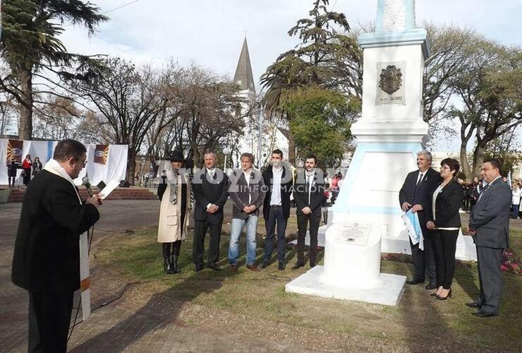 Bendición. El Padre Pedro Pergañeda bendijo la placa que fue descubierta durante el acto.