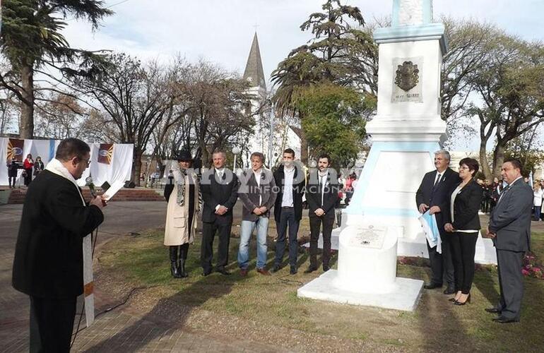 Bendición. El Padre Pedro Pergañeda bendijo la placa que fue descubierta durante el acto.