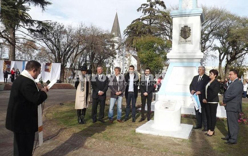 Bendici&oacute;n. El Padre Pedro Perga&ntilde;eda bendijo la placa que fue descubierta durante el acto.