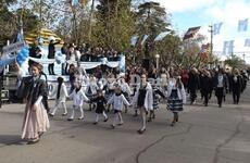 El Centro Cultural también tuvo su momento y desfiló junto a las demás instituciones locales.