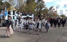 El Centro Cultural tambi&eacute;n tuvo su momento y desfil&oacute; junto a las dem&aacute;s instituciones locales.
