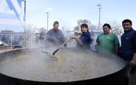 Imagen de Multitudinario locro en Villa G. G&aacute;lvez organizado por el Sindicato de Recolectores
