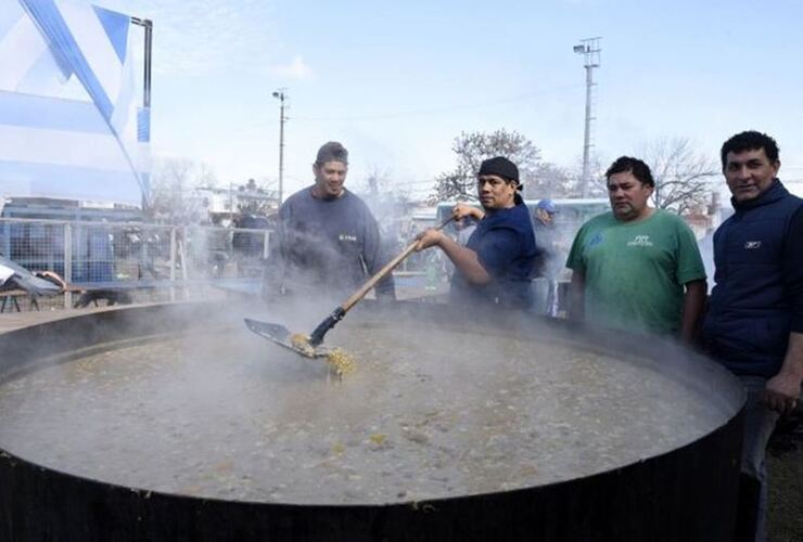 Imagen de Multitudinario locro en Villa G. Gálvez organizado por el Sindicato de Recolectores