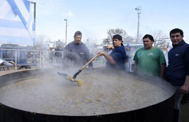 Imagen de Multitudinario locro en Villa G. Gálvez organizado por el Sindicato de Recolectores