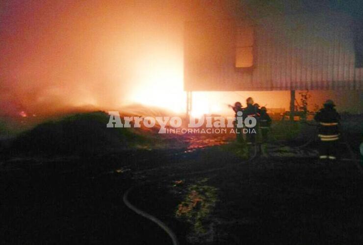 En el lugar. Bomberos de nuestra ciudad y la región trabajando en el siniestro. Foto: Gentileza Maximiliano Pascual