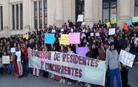 Imagen de Médicos residentes reclamaron sueldos adeudados en el marco de la jornada de paro