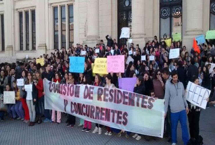 Imagen de Médicos residentes reclamaron sueldos adeudados en el marco de la jornada de paro