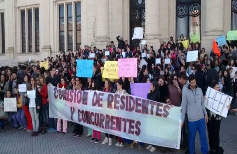 Imagen de Médicos residentes reclamaron sueldos adeudados en el marco de la jornada de paro