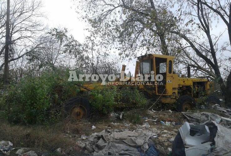 ¿Tirada?: La motoniveladora está en el ex basural de Arroyo Seco