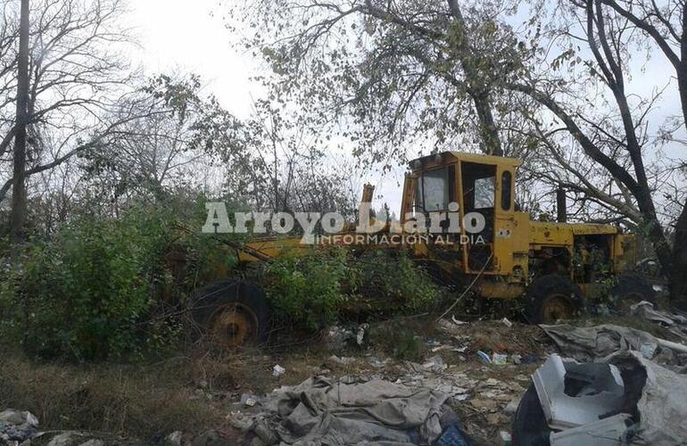 ¿Tirada?: La motoniveladora está en el ex basural de Arroyo Seco