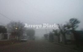 Gris. Cielo cubierto y con bancos de niebla.