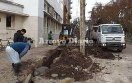 A pleno. Los municipales trabajando en la zona de 9 de Julio y Belgrano.