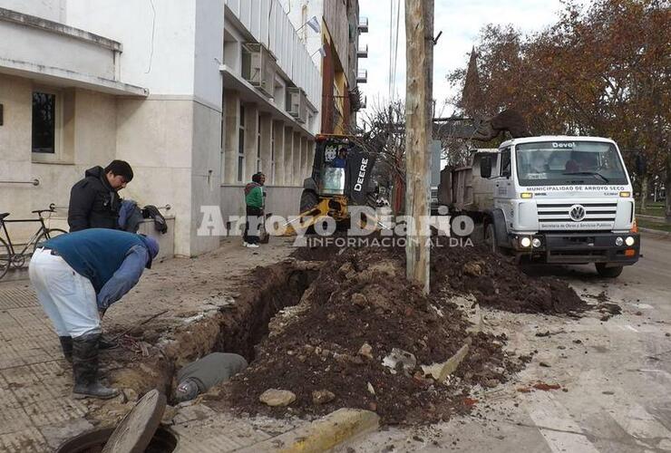 A pleno. Los municipales trabajando en la zona de 9 de Julio y Belgrano.