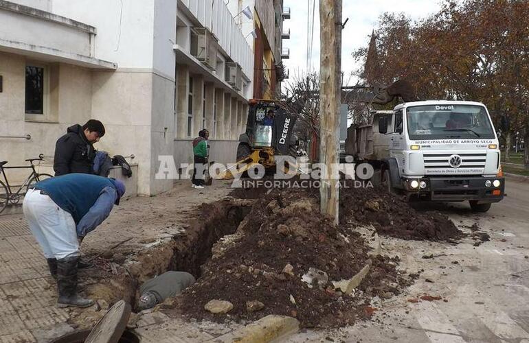 A pleno. Los municipales trabajando en la zona de 9 de Julio y Belgrano.