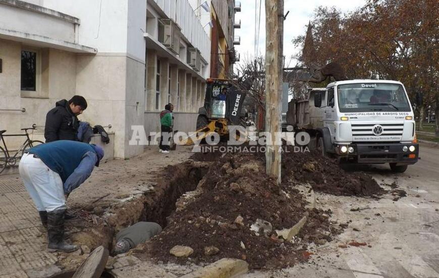 A pleno. Los municipales trabajando en la zona de 9 de Julio y Belgrano.