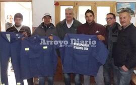 Equipo completo. Esper anunció también que, en algunas semanas más, se materializará a la entrega de los botines para los em'pleados del corralón